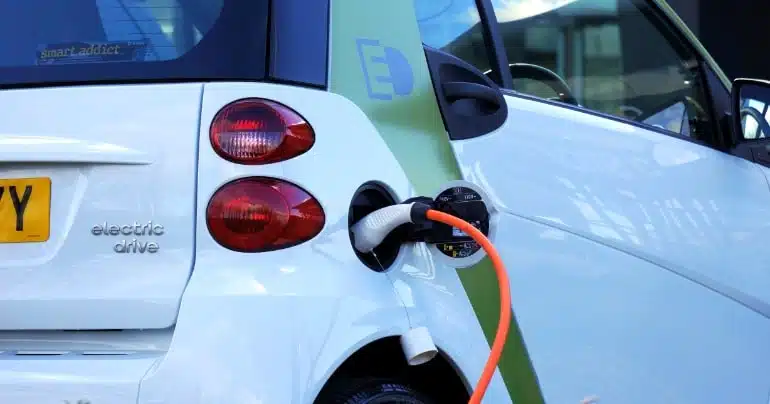eigen laadpaal met zonnepanelen thuis
